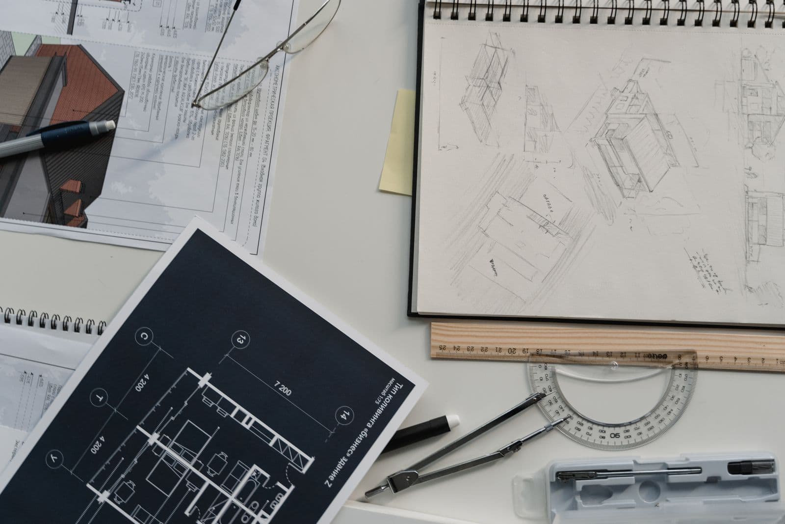 Planos y herramientas de arquitectura — foto ilustrativa