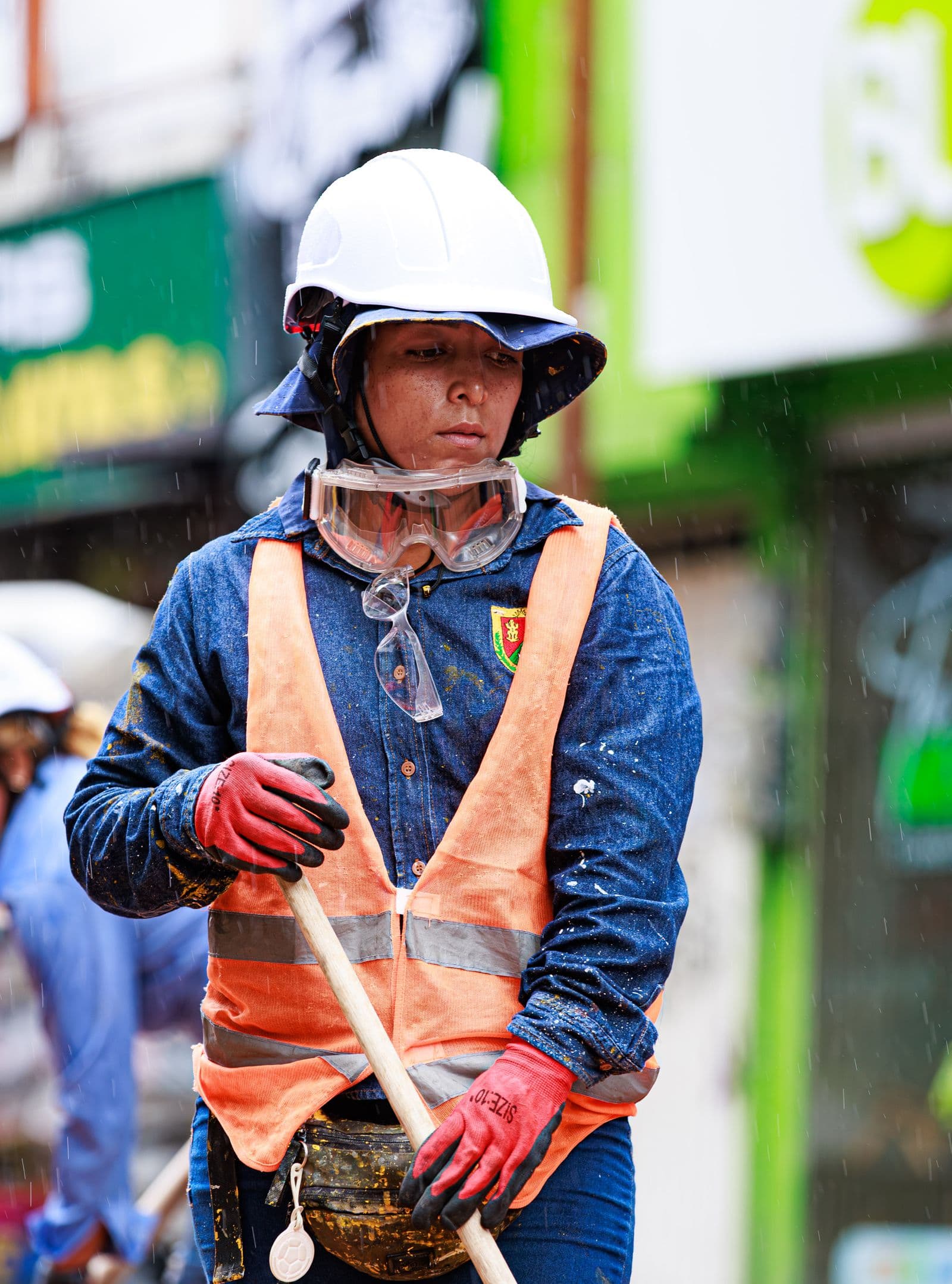 Colombian tradeswoman wearing a hard hat and safety gear, in Pereira — illustrative photo